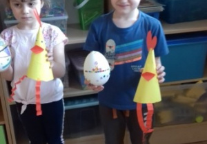Amelka i Jaś prezentują swoje pracę - "Jajko i kurę"
